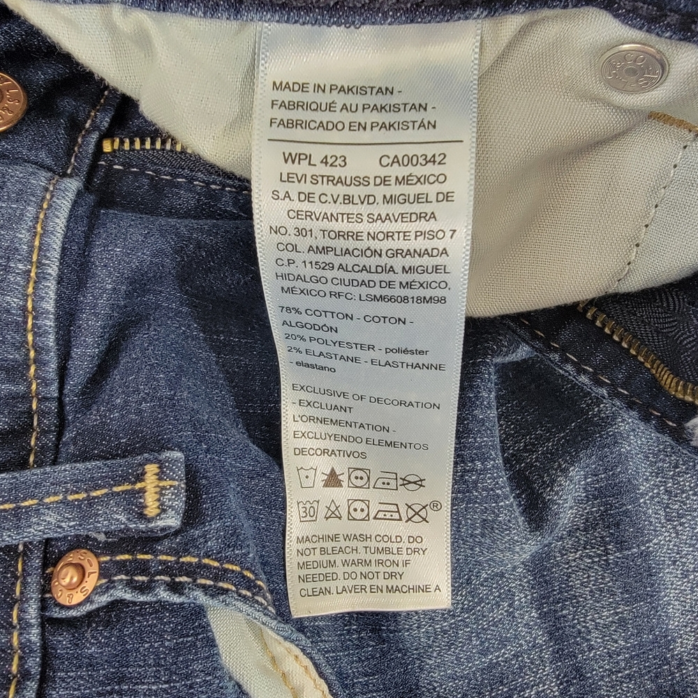 Levi's Levi Strauss Signature Mid Rise Cuffed Medium Wash Denim Shorts Size 12 - Picture 6 of 10